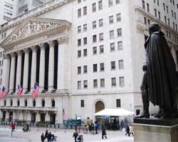 Washington Statue and New York Stock Exchange in Wall Street
